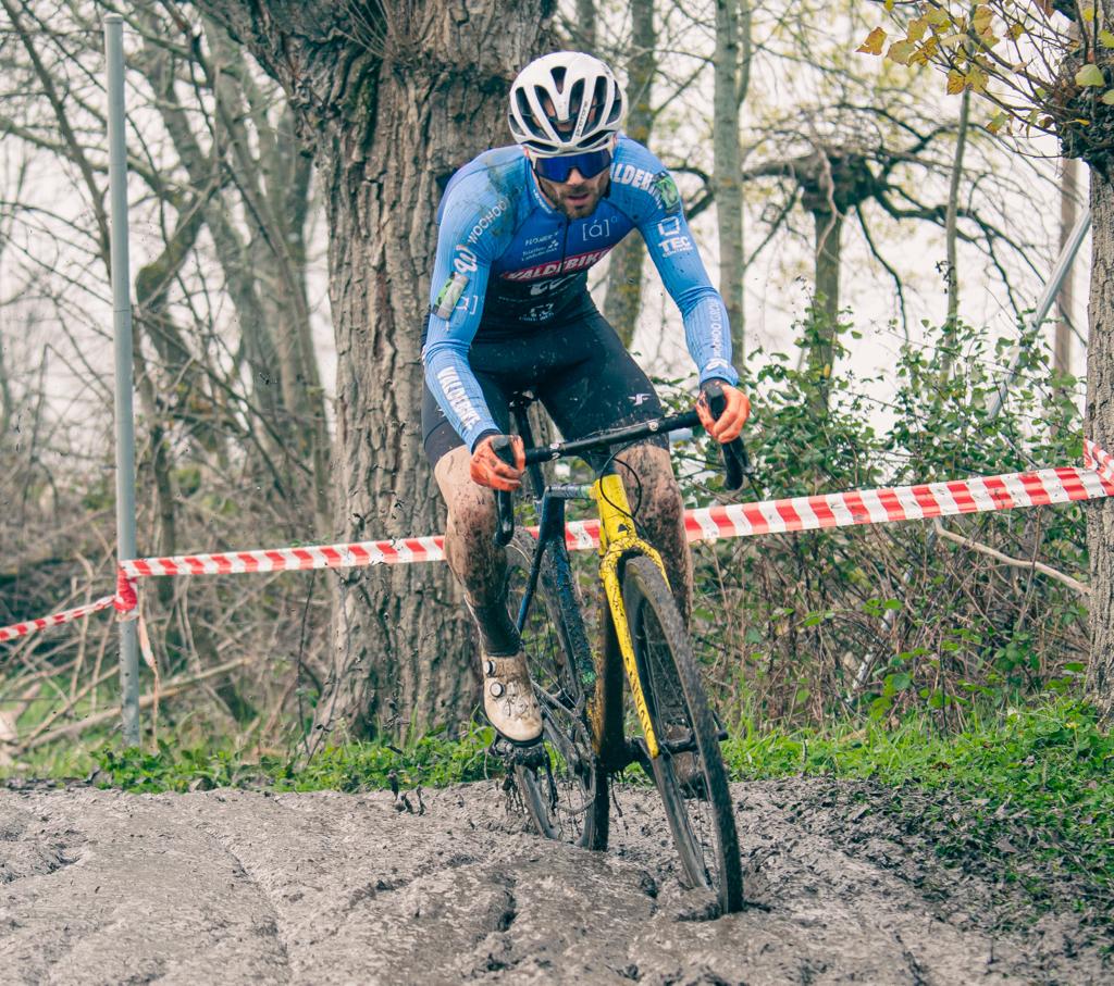 Ciclista de ciclocross en competición